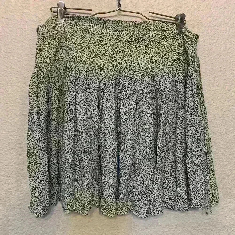 White black palm leaf skirt sz L casual flowy girly feminine preppy school